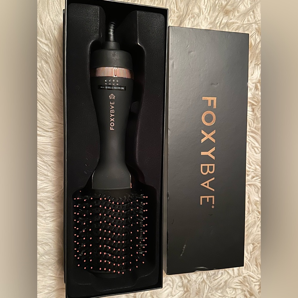 New in box  FOXYBAE Rose Gold Blow Out Dryer Brush.
